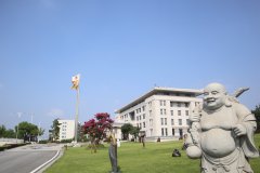 走进汗青，感触名人魅力|品尝名人雕塑的怪异韵味